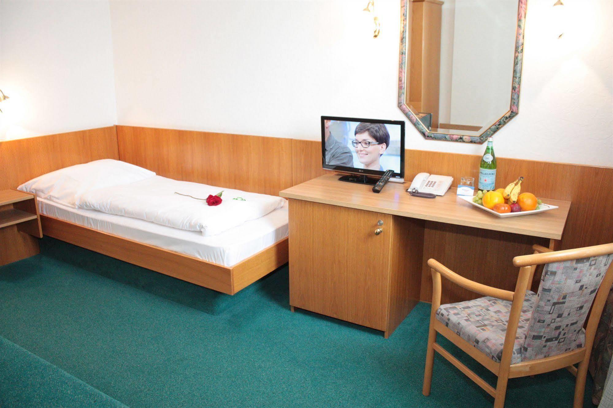 Hotel Mainbogen Оффенбах Экстерьер фото